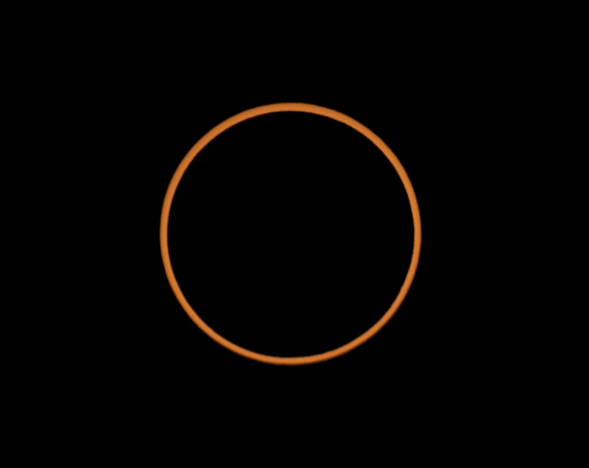 annular-versus-total-solar-eclipse-being-in-the-shadow